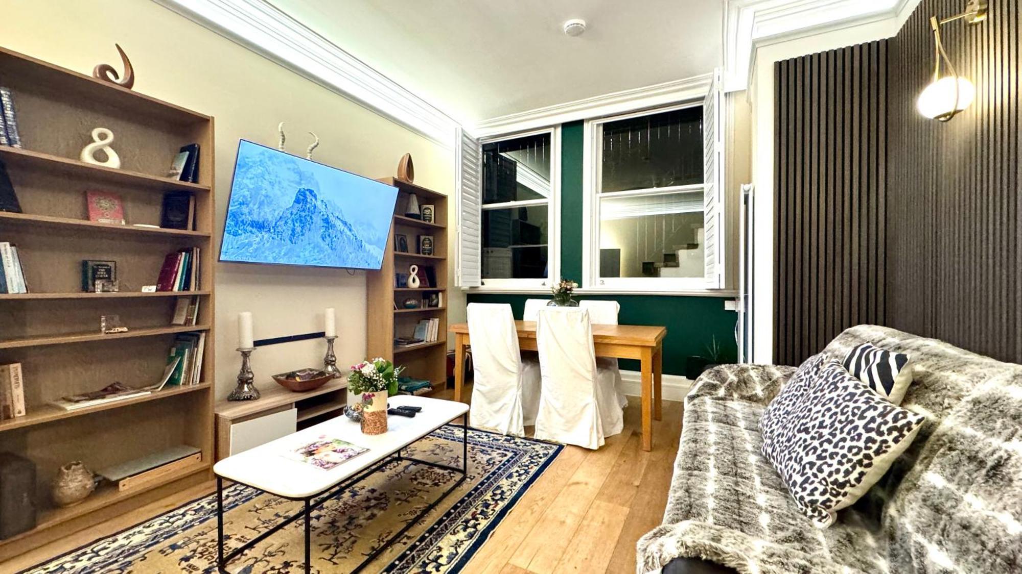 2 Bedroom In South Kensington By Wild London
